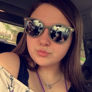 Meet your Posher, Alyssa